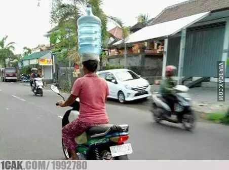 aksi lucu warganet pakai galon  Berbagai Sumber