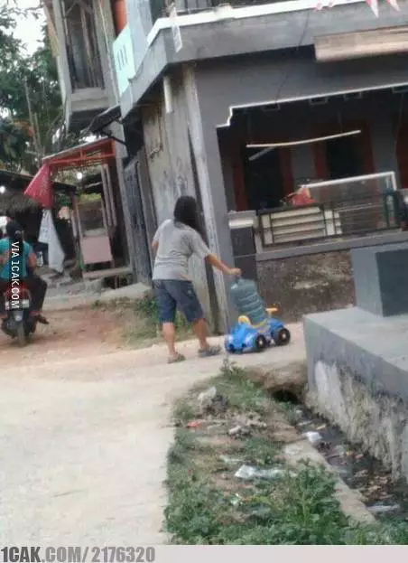 aksi lucu warganet pakai galon  Berbagai Sumber