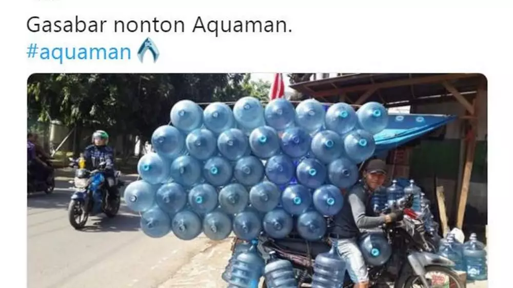 aksi lucu warganet pakai galon  Berbagai Sumber