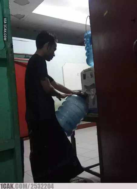 aksi lucu warganet pakai galon  Berbagai Sumber