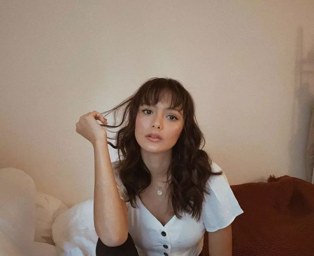 potret Amanda Rawles dengan rambut berponi © 2020 Instagram/@amandarawles  potret Amanda Rawles dengan rambut berponi © 2020 Instagram/@amandarawles