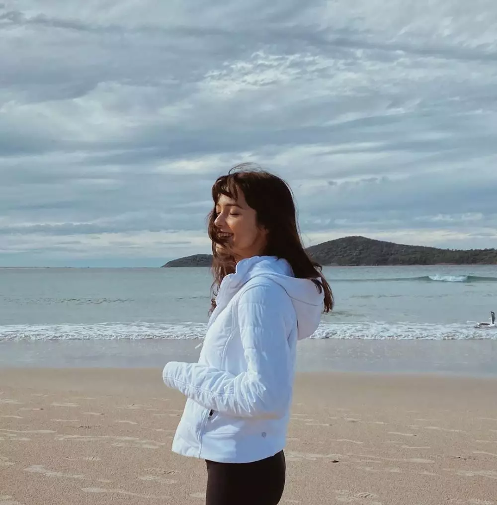 potret Amanda Rawles dengan rambut berponi © 2020 Instagram/@amandarawles  potret Amanda Rawles dengan rambut berponi © 2020 Instagram/@amandarawles