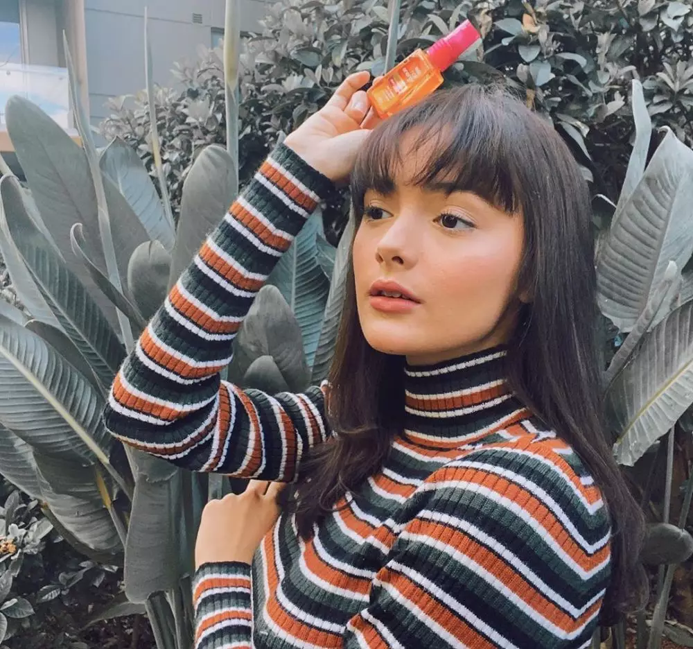 potret Amanda Rawles dengan rambut berponi © 2020 Instagram/@amandarawles  potret Amanda Rawles dengan rambut berponi © 2020 Instagram/@amandarawles