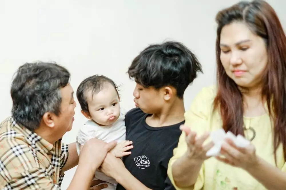 Ulang tahun ayah Sarwendah © 2020 brilio.net