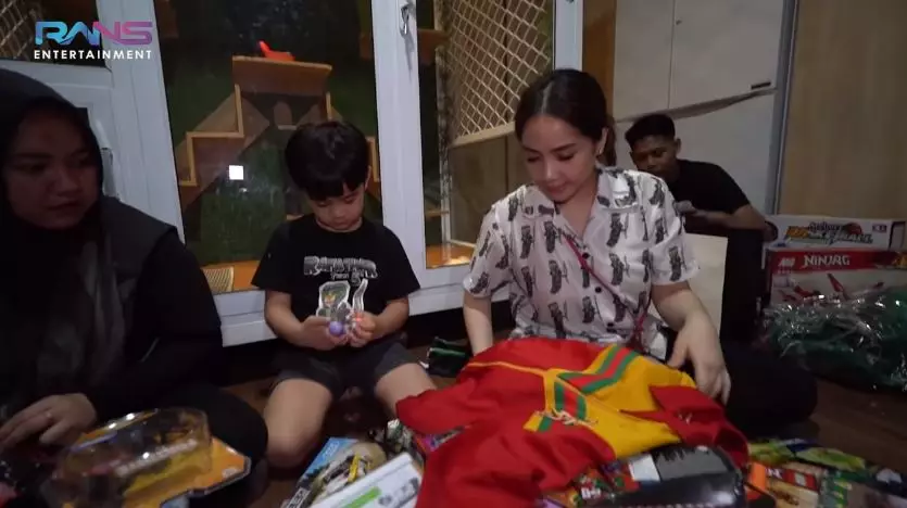 Potret kado mewah yang diterima Rafathar © 2020 YouTube/Rans Entertainment