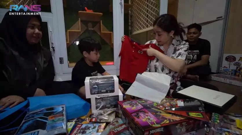 Potret kado mewah yang diterima Rafathar © 2020 YouTube/Rans Entertainment