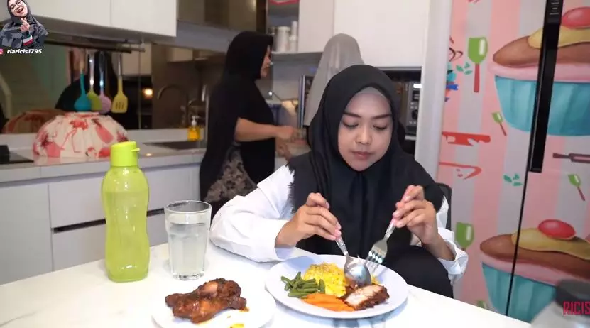 Momen Ria Ricis lulus kuliah © 2020 berbagai sumber