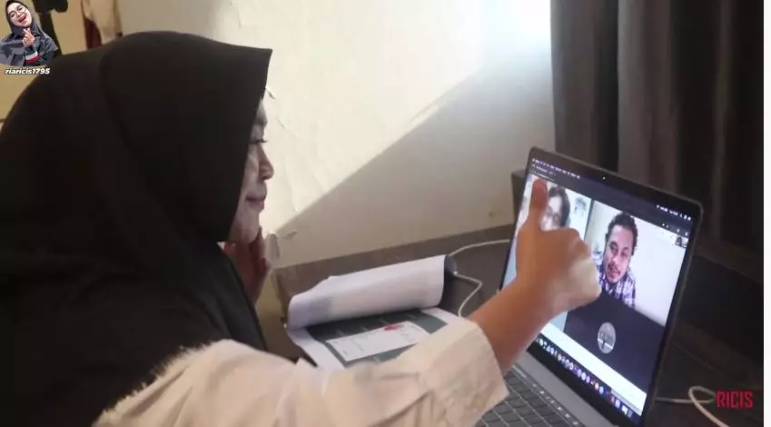 Momen Ria Ricis lulus kuliah © 2020 berbagai sumber