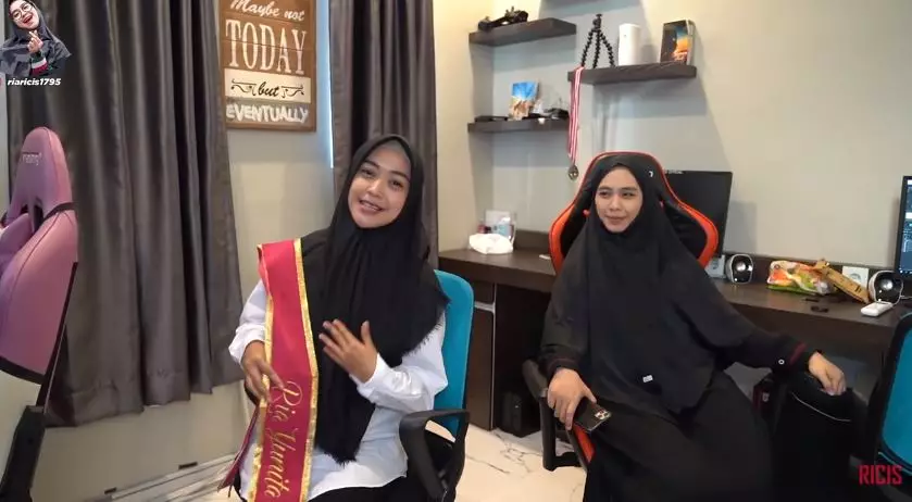 Momen Ria Ricis lulus kuliah © 2020 berbagai sumber