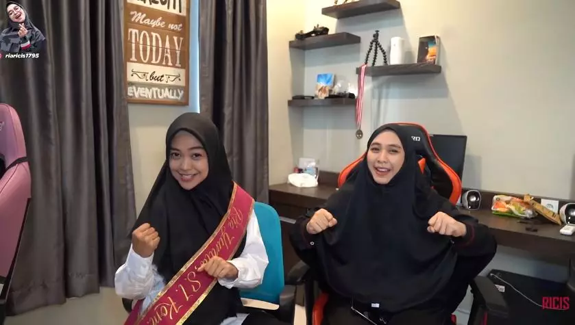 Momen Ria Ricis lulus kuliah © 2020 berbagai sumber