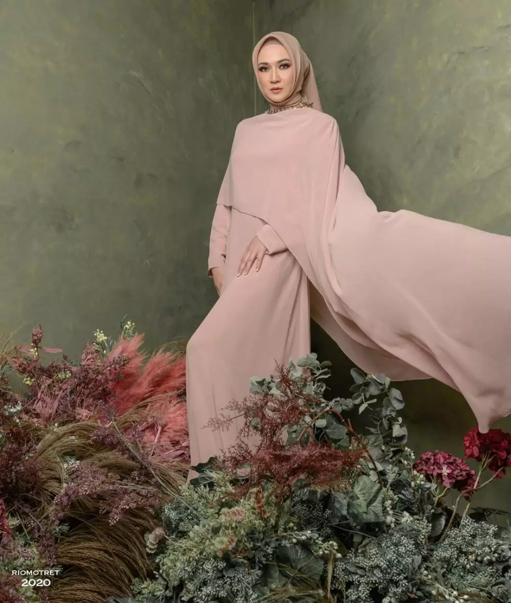 pemotretan Dina Lorenza berbagai sumber pemotretan Dina Lorenza berbagai sumber