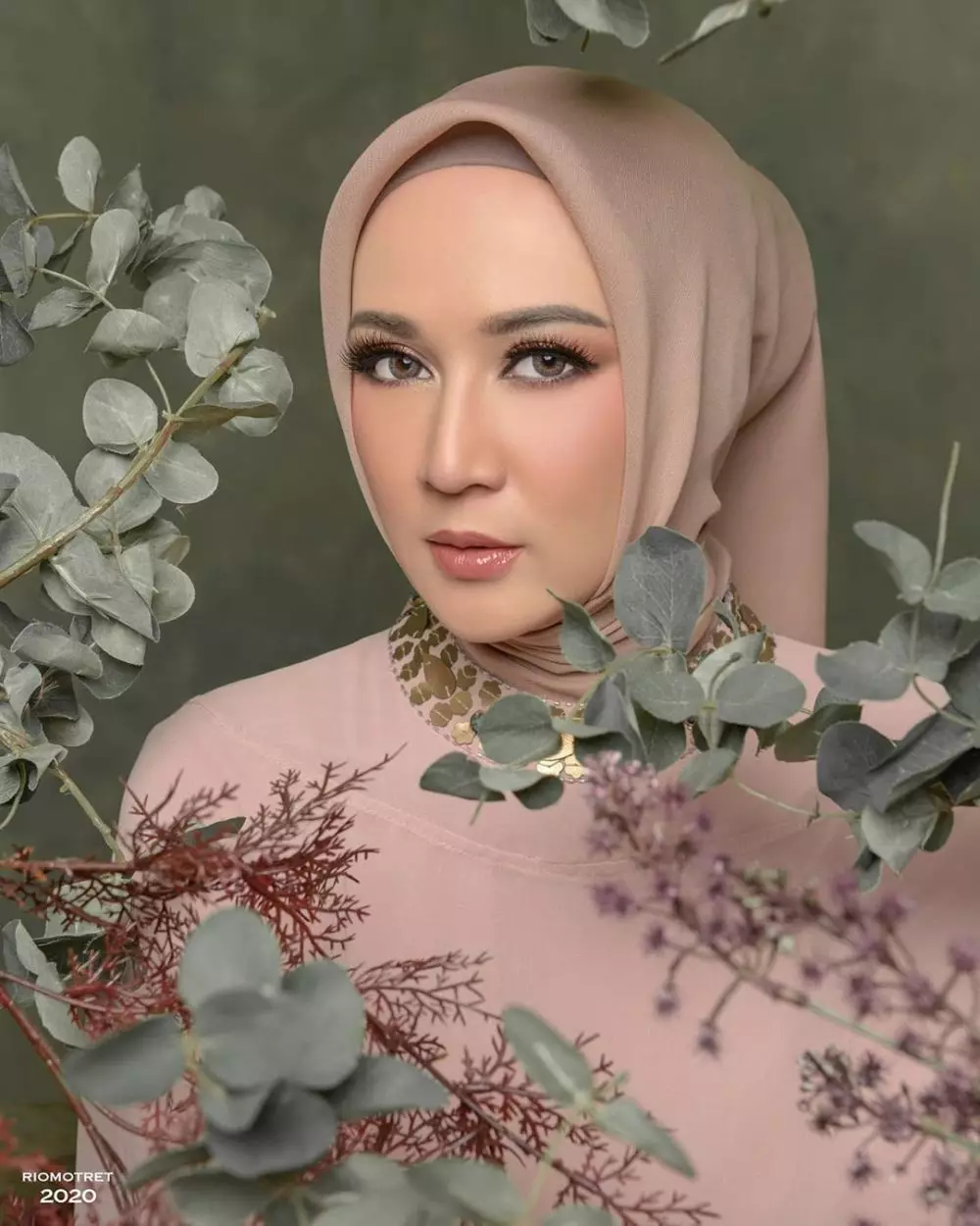 pemotretan Dina Lorenza berbagai sumber pemotretan Dina Lorenza berbagai sumber