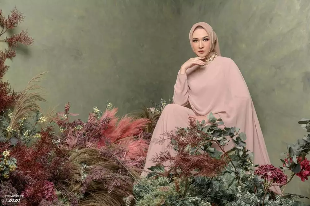 pemotretan Dina Lorenza berbagai sumber pemotretan Dina Lorenza berbagai sumber