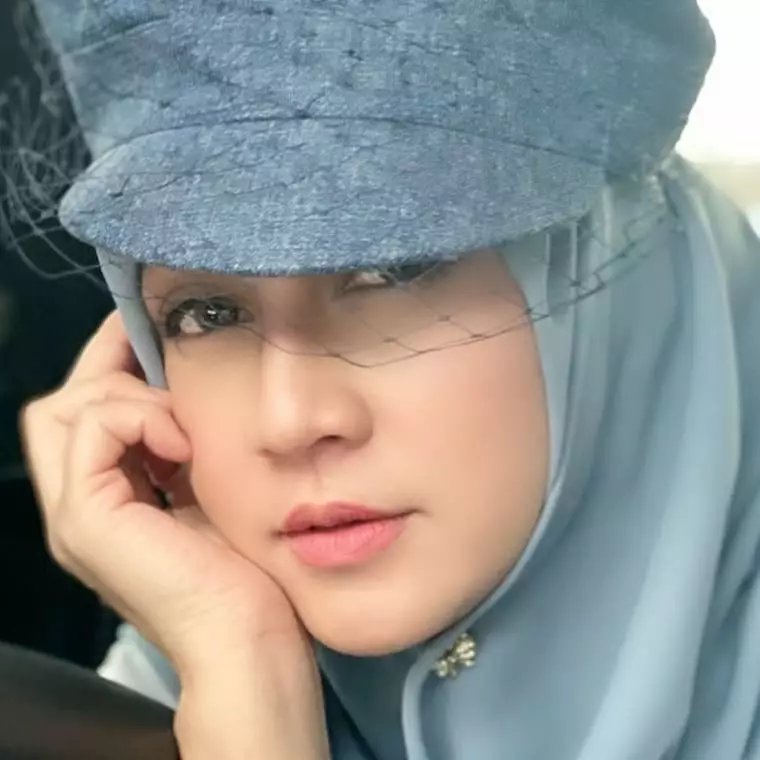 pemotretan Dina Lorenza berbagai sumber pemotretan Dina Lorenza berbagai sumber