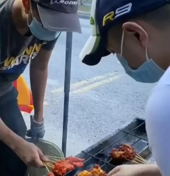 Viral pilot dan insinyur jadi penjual sate Instagram/@shazamsatay