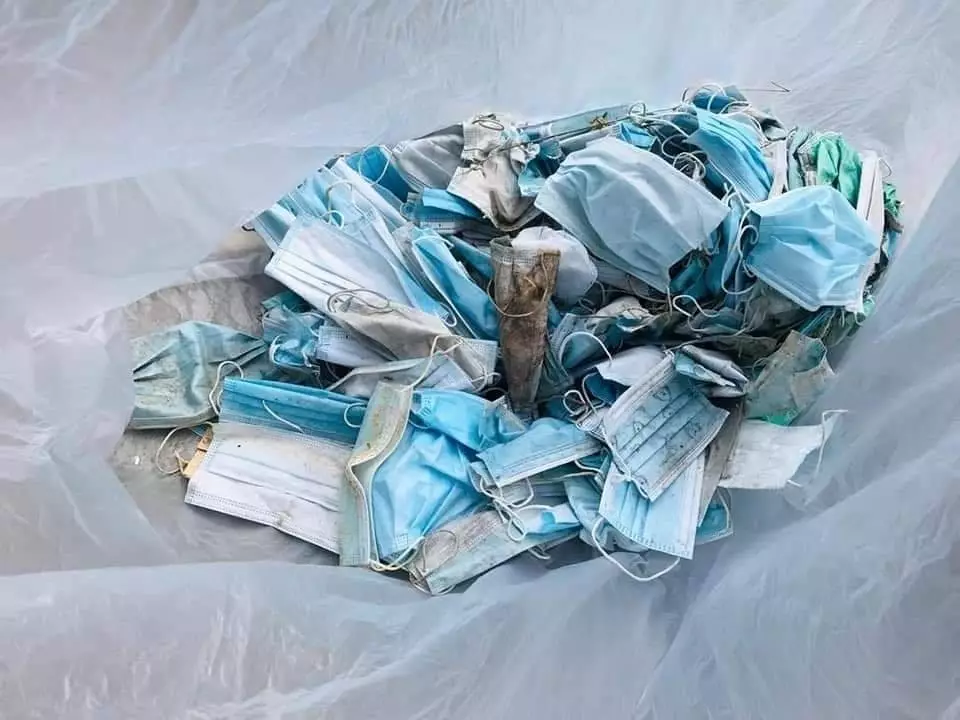 Warga pungut masker © 2020 brilio.net