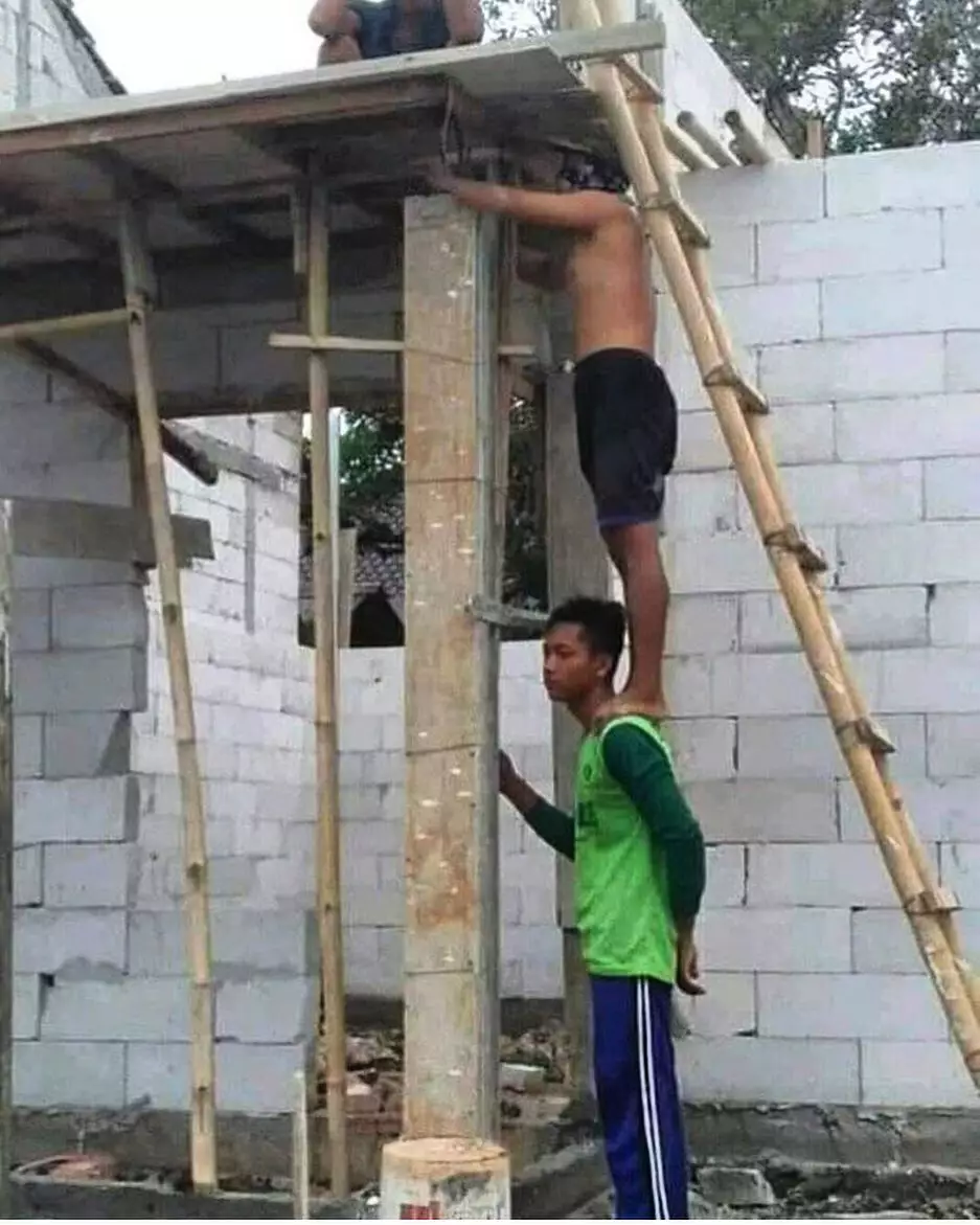 Momen absurd gotong royong Instagram