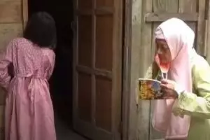 Cerita nenek 70 tahun jalan kaki susuri hutan demi tugas sekolah cucu