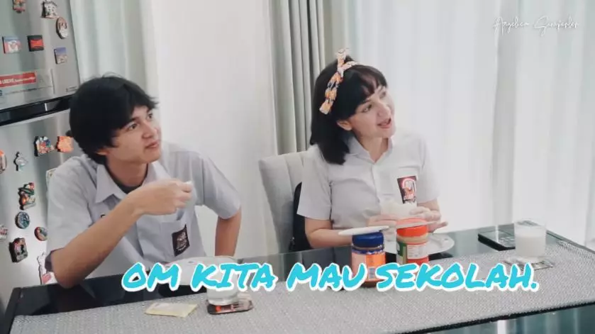 Gaya Angelica Simperler & anak tiri pakai seragam © 2020 YouTube/Angelica Simperler Official Gaya Angelica Simperler & anak tiri pakai seragam © 2020 YouTube/Angelica Simperler Official