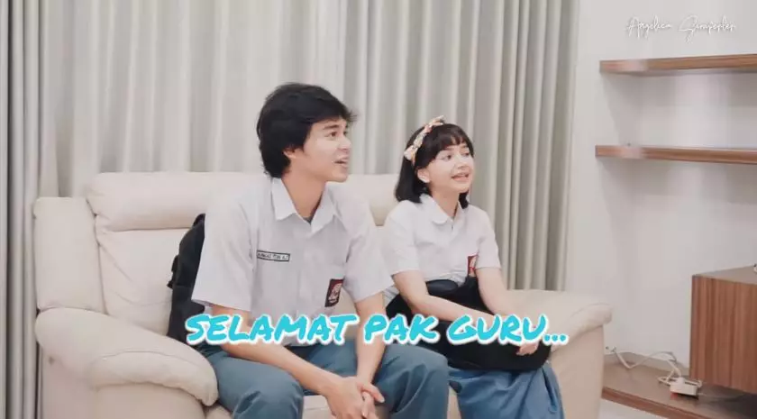 Gaya Angelica Simperler & anak tiri pakai seragam © 2020 YouTube/Angelica Simperler Official Gaya Angelica Simperler & anak tiri pakai seragam © 2020 YouTube/Angelica Simperler Official