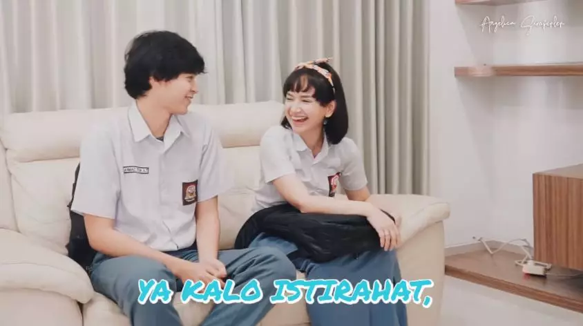 Gaya Angelica Simperler & anak tiri pakai seragam © 2020 YouTube/Angelica Simperler Official Gaya Angelica Simperler & anak tiri pakai seragam © 2020 YouTube/Angelica Simperler Official