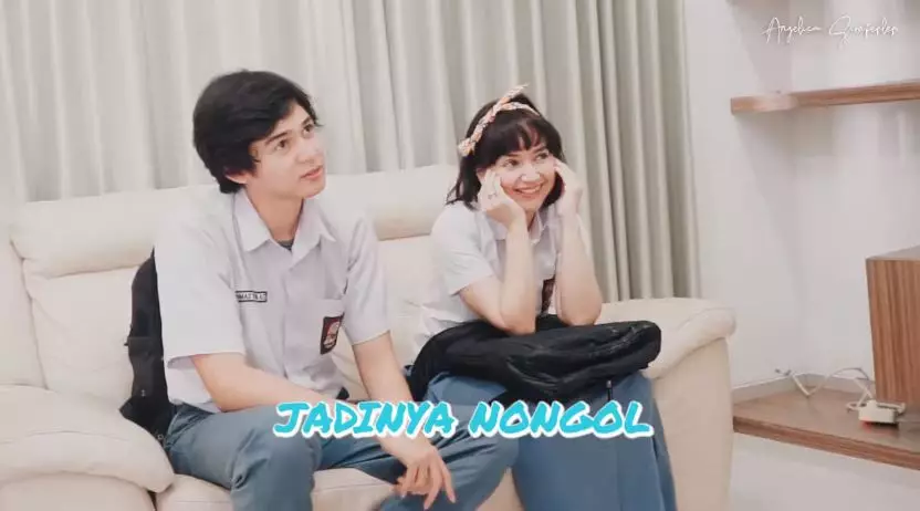 Gaya Angelica Simperler & anak tiri pakai seragam © 2020 YouTube/Angelica Simperler Official Gaya Angelica Simperler & anak tiri pakai seragam © 2020 YouTube/Angelica Simperler Official