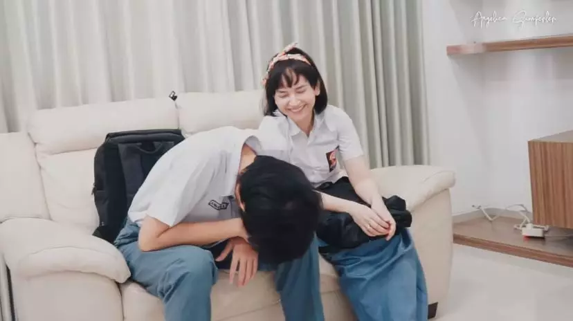 Gaya Angelica Simperler & anak tiri pakai seragam © 2020 YouTube/Angelica Simperler Official Gaya Angelica Simperler & anak tiri pakai seragam © 2020 YouTube/Angelica Simperler Official