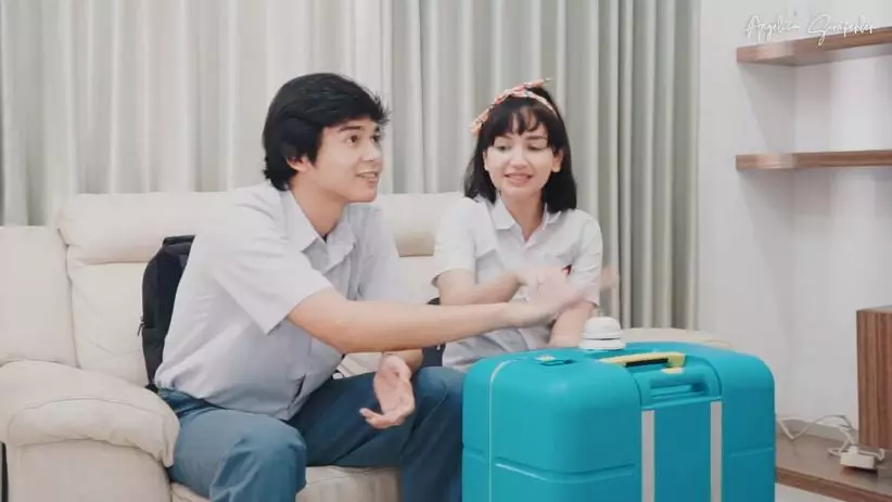 Gaya Angelica Simperler & anak tiri pakai seragam © 2020 YouTube/Angelica Simperler Official Gaya Angelica Simperler & anak tiri pakai seragam © 2020 YouTube/Angelica Simperler Official