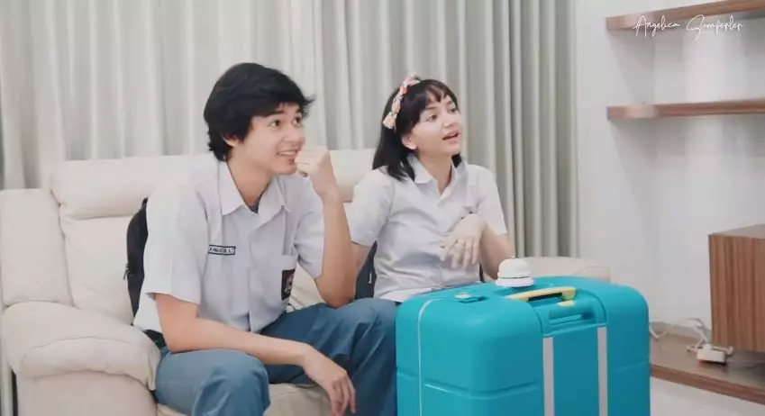 Gaya Angelica Simperler & anak tiri pakai seragam © 2020 YouTube/Angelica Simperler Official Gaya Angelica Simperler & anak tiri pakai seragam © 2020 YouTube/Angelica Simperler Official