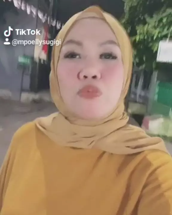 Potret terbaru Elly Sugigi usai pengencangan wajah © 2020 Instagram/@ellysugigi_real_ 