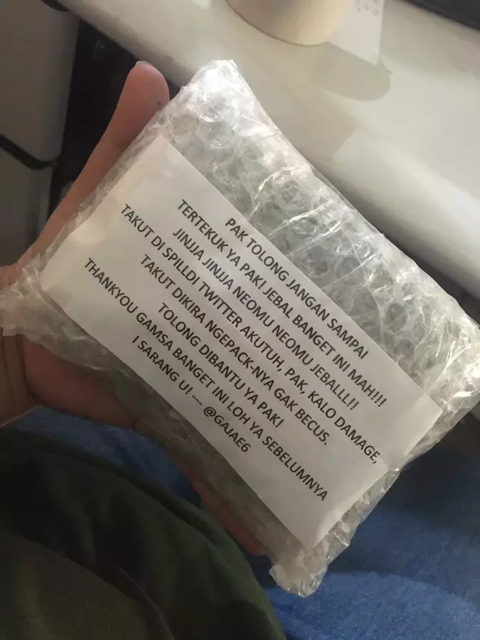 Peringatan di paket barang Twitter