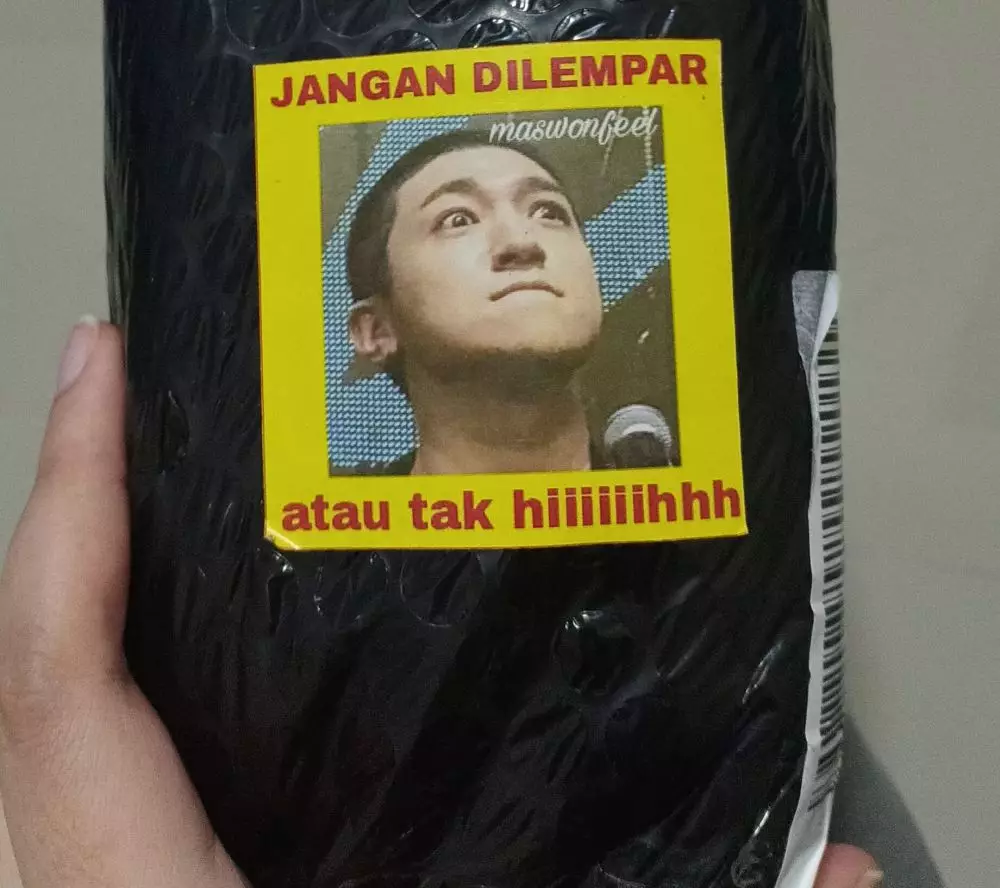 Peringatan di paket barang Twitter
