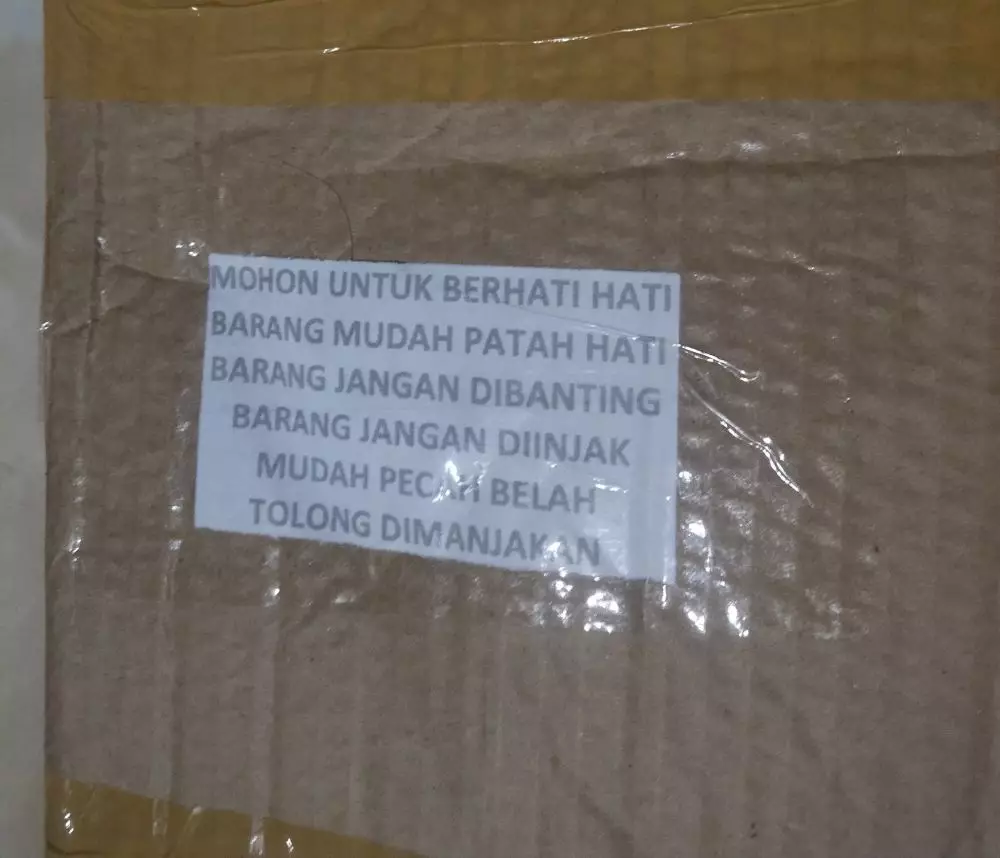 Peringatan di paket barang Twitter