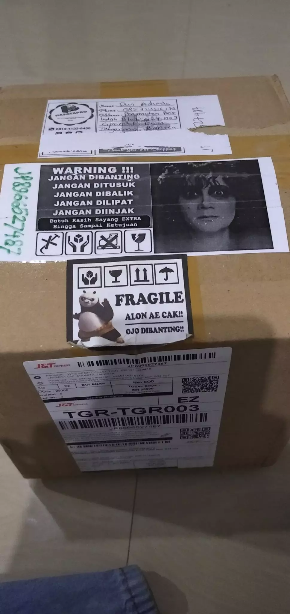 Peringatan di paket barang Twitter