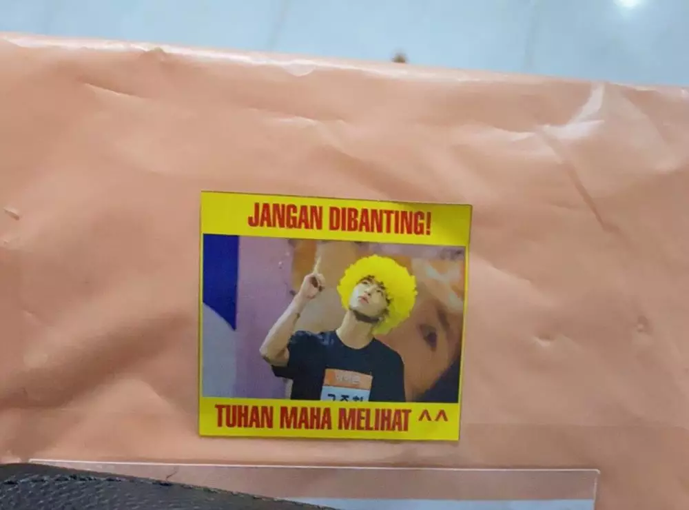 Peringatan di paket barang Twitter