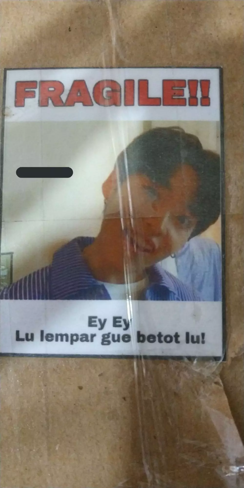 Peringatan di paket barang Twitter