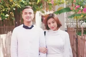 Kenakan baju kembar, ini 7 potret kompak Awkarin & putra Wishnutama