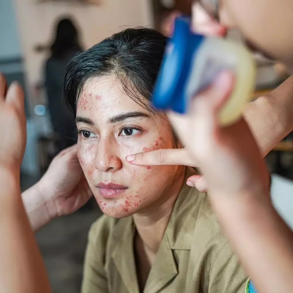 Penampilan Dian Sastro di film Guru-Guru Gokil © 2020 brilio.net Penampilan Dian Sastro di film Guru-Guru Gokil © 2020 brilio.net