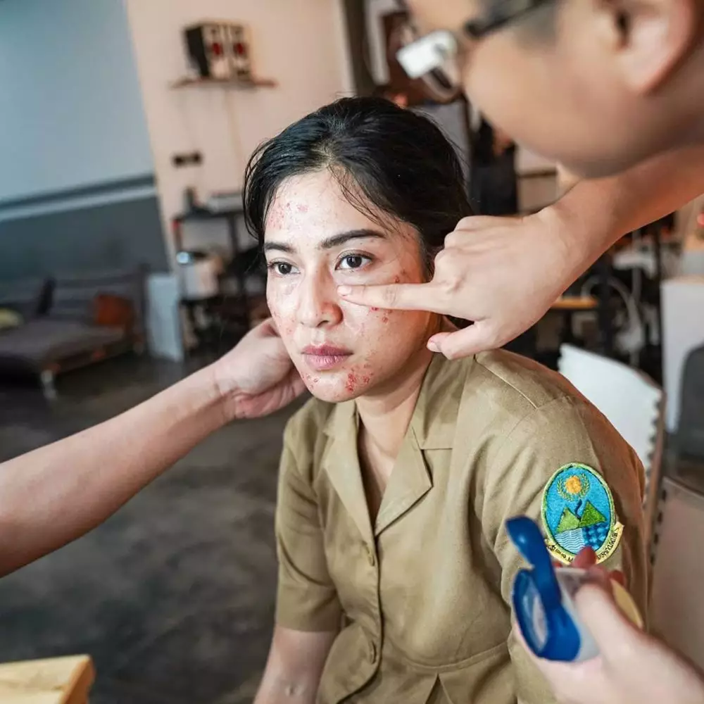 Penampilan Dian Sastro di film Guru-Guru Gokil © 2020 brilio.net Penampilan Dian Sastro di film Guru-Guru Gokil © 2020 brilio.net