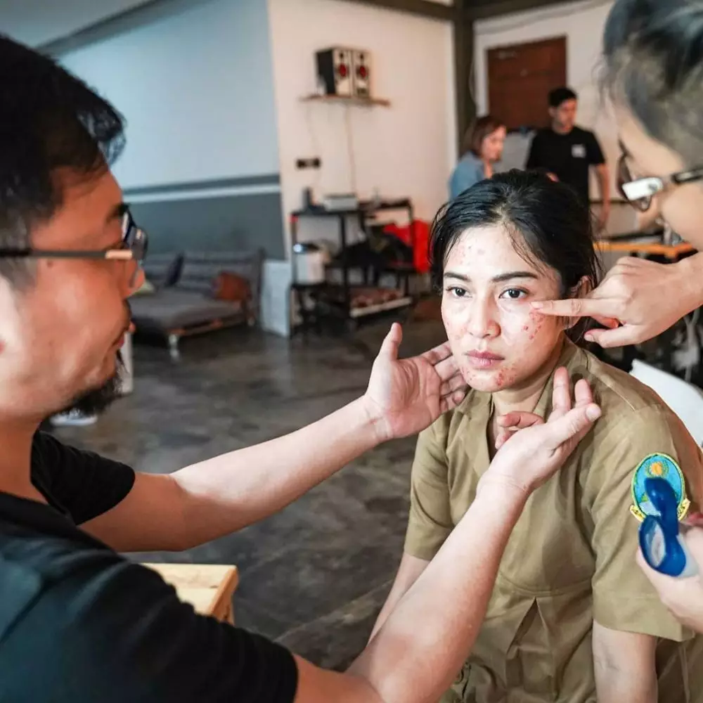 Penampilan Dian Sastro di film Guru-Guru Gokil © 2020 brilio.net Penampilan Dian Sastro di film Guru-Guru Gokil © 2020 brilio.net