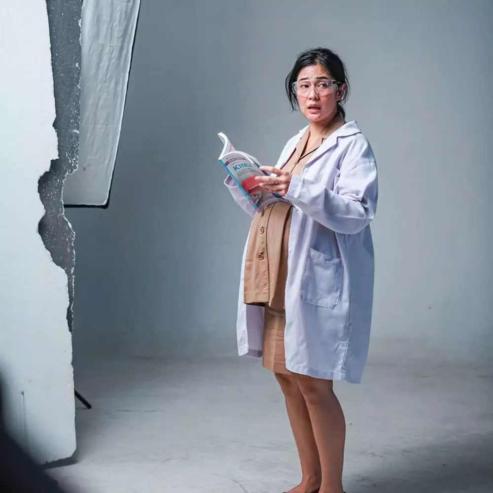 Penampilan Dian Sastro di film Guru-Guru Gokil © 2020 brilio.net Penampilan Dian Sastro di film Guru-Guru Gokil © 2020 brilio.net