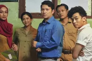 11 Penampilan manglingi Dian Sastro di film Guru-Guru Gokil, jerawatan