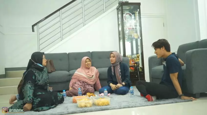Lesty Kejora dan ibunda Rizky Billar  YouTube