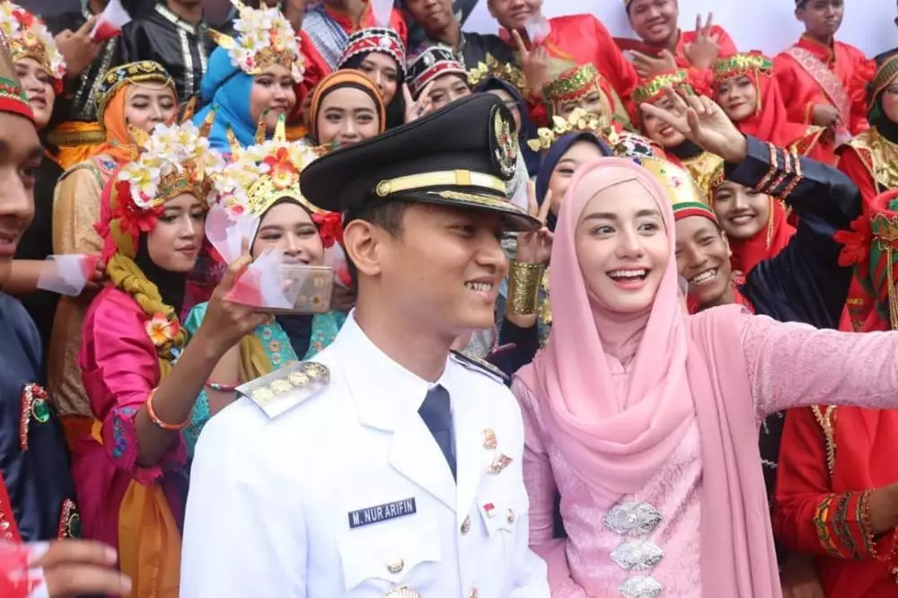 Gaya istri pejabat dampingi suami kerja Instagram Gaya istri pejabat dampingi suami kerja Instagram
