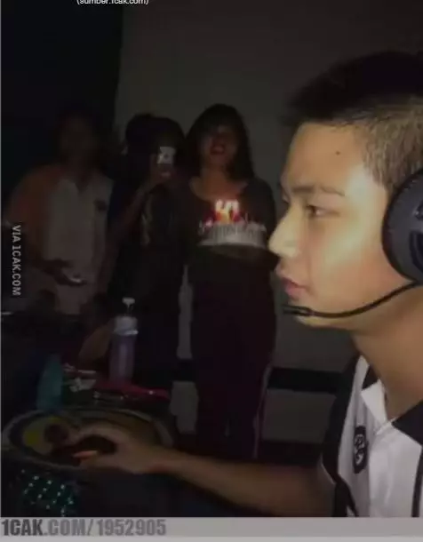 aksi kocak beri kejutan ultah Berbagai Sumber