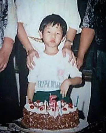 Potret lawas Ernest Prakasa © 2020 brilio.net Potret lawas Ernest Prakasa © 2020 brilio.net