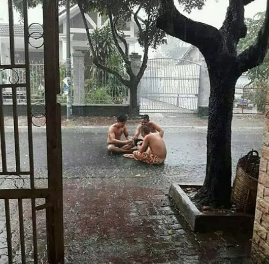 momen nyantai di pinggir jalan © 2020 instagram.com