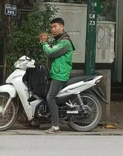 momen nyantai di pinggir jalan © 2020 instagram.com momen nyantai di pinggir jalan © 2020 instagram.com