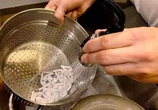 tingkah iseng pakai barang di rumah © 2020 instagram.com