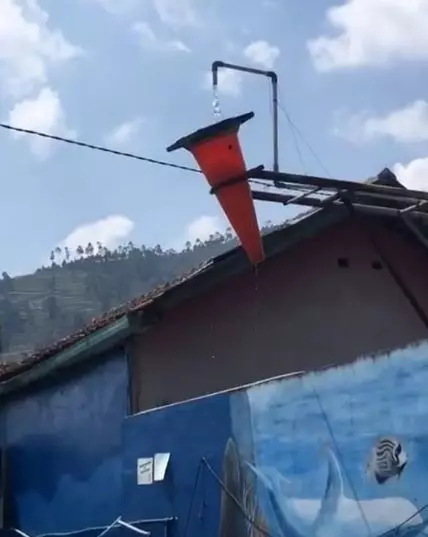 tingkah iseng pakai barang di rumah © 2020 instagram.com